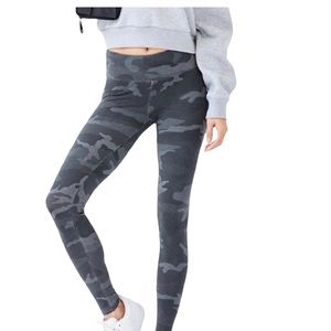 TNA Atmosphere Camo Leggings Size Small